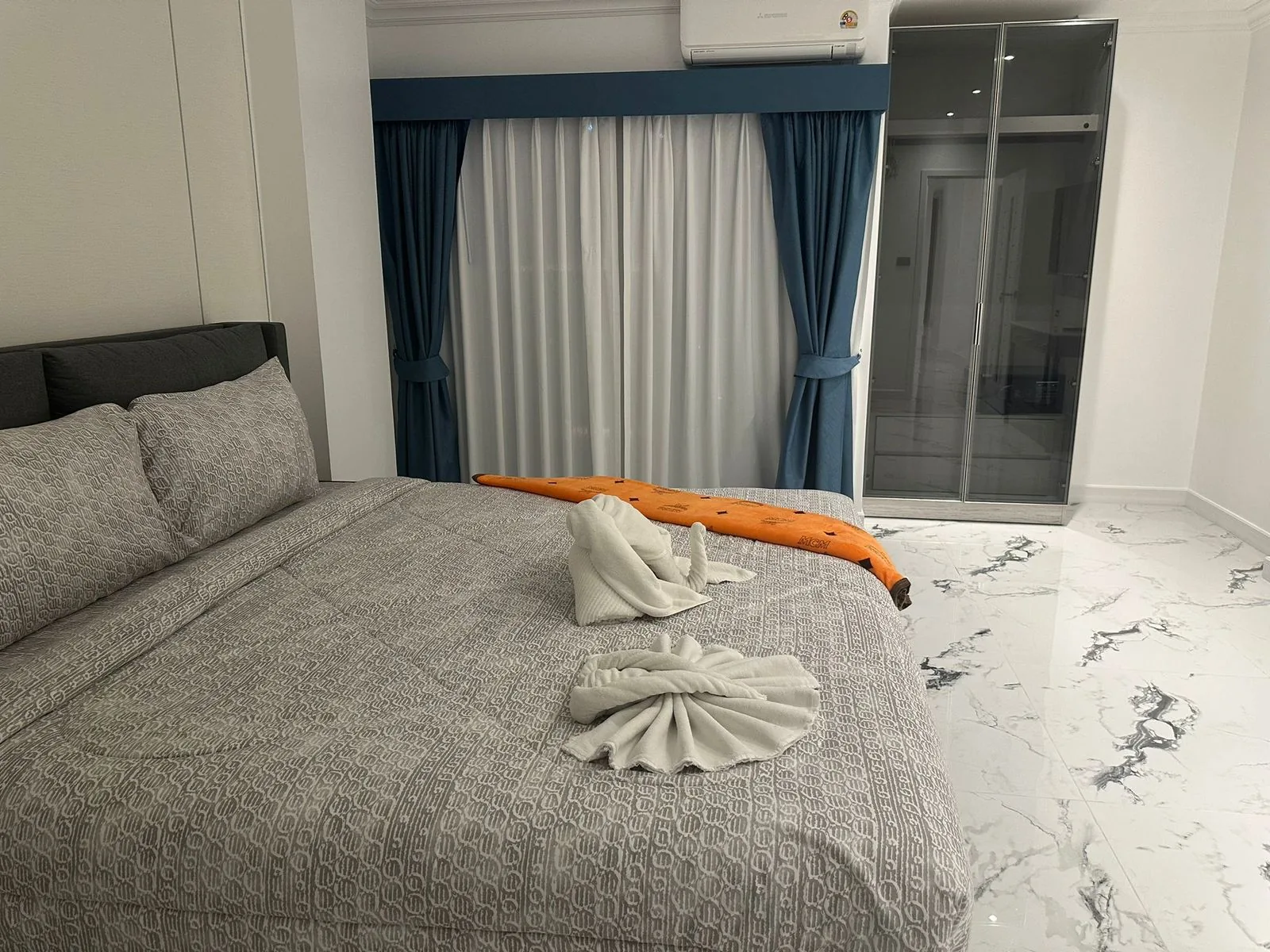 Bedroom, MCM throw, ambient light